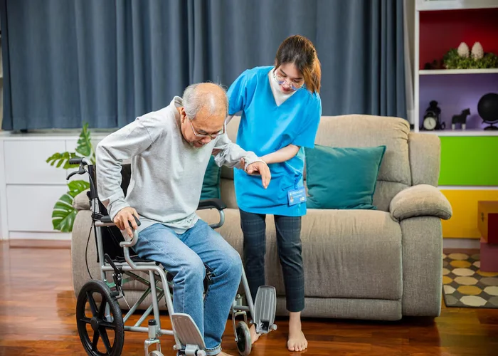 une femme qui aide un malade a ce levé.